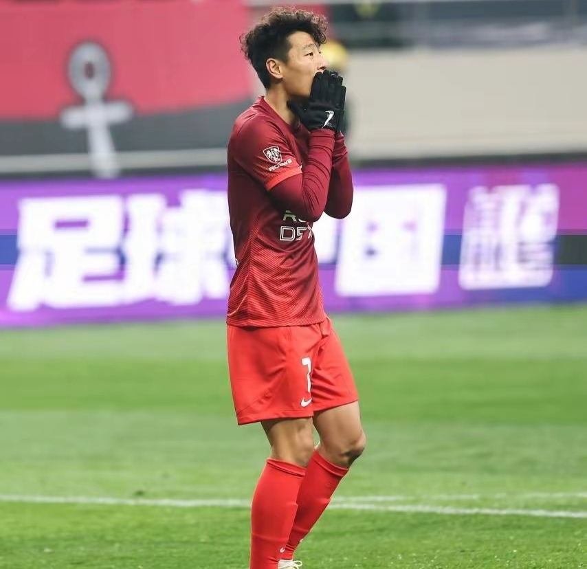 问鼎娱乐-包含上海久事迎德甲关键赛，冲刺阶段再遭质疑，态度坚定，临场指挥获称赞的词条