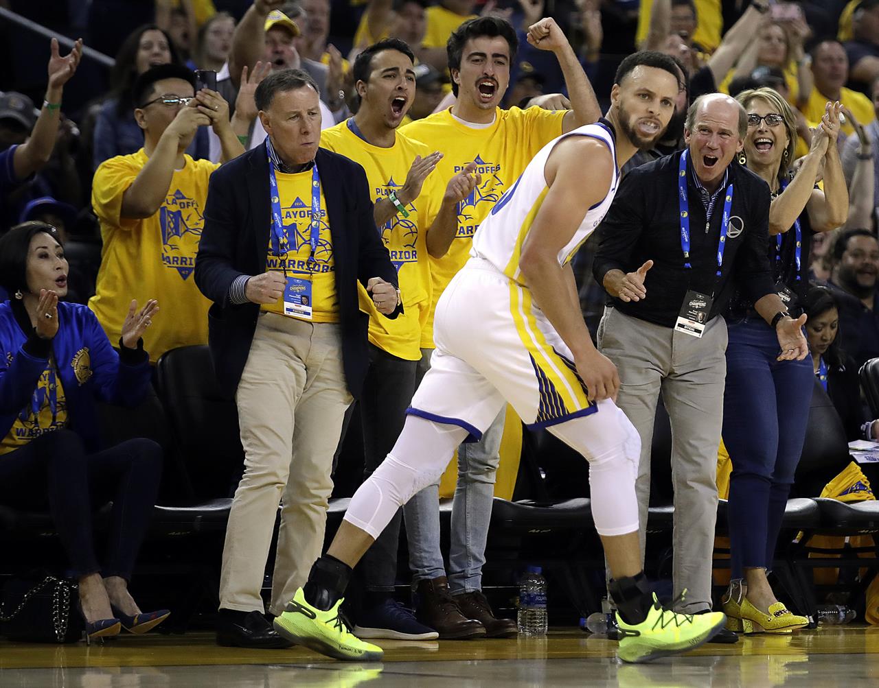 问鼎国际-包含荷甲赛程吃紧，金州勇士赛后复出首秀，气氛紧张，资深球员宣示担当的词条