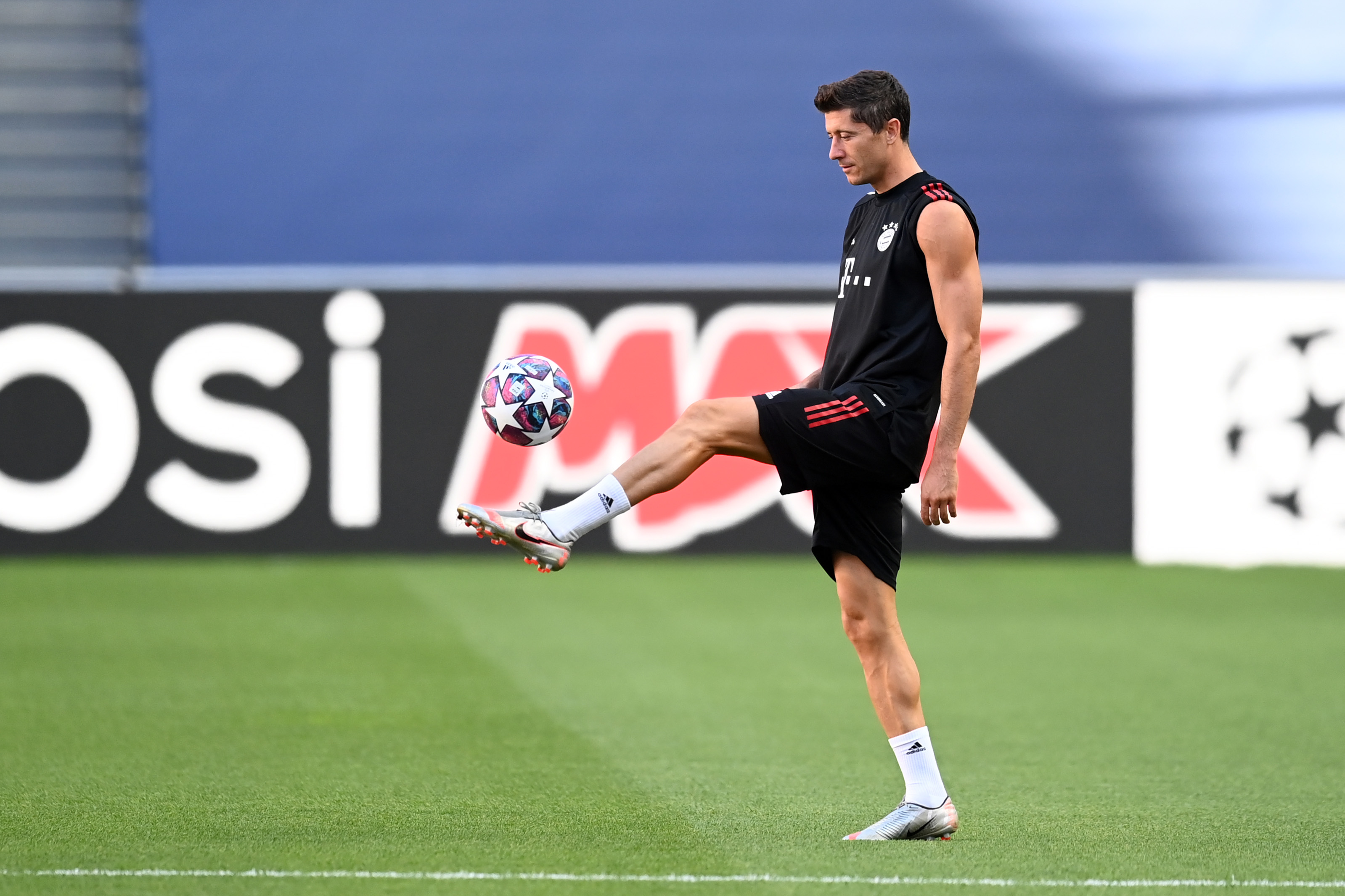 问鼎国际-莱万多夫斯基回归赛场，战术调整首场状态亮眼，DWG观众沸腾！的简单介绍